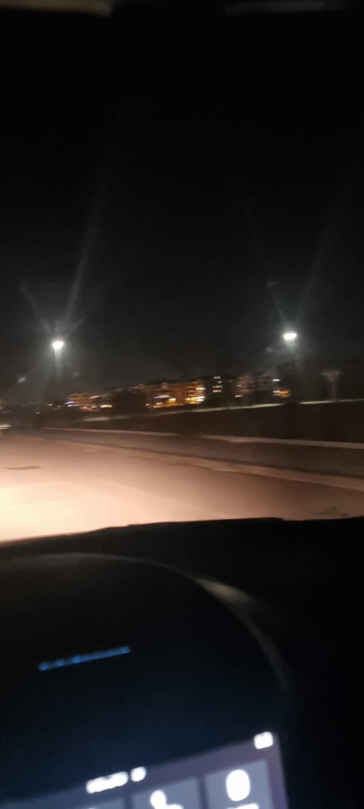 Aprilia - Via Fellini: "Il tratto chiuso illuminato, quello transitabile al buio" - 