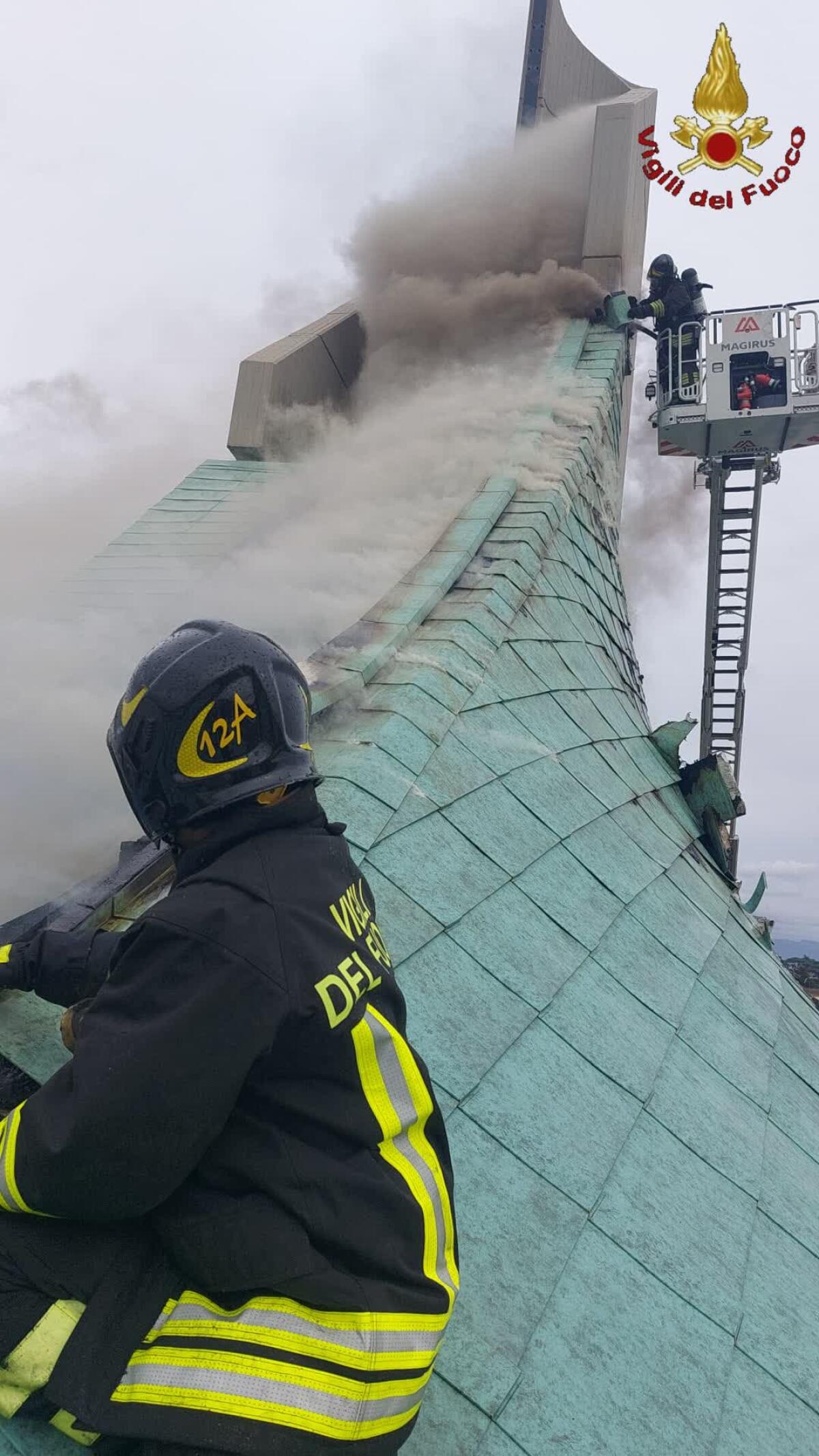 Incendio danneggia il tetto della chiesa Sant'Andrea Apostolo di Frascati - 