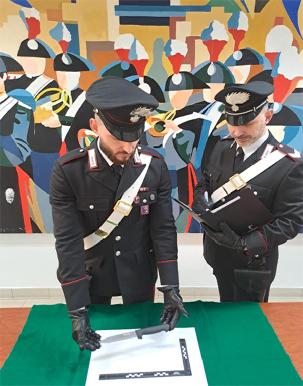 Minacciata dal compagno con un coltello da cucina. I Carabinieri arrestano un 36enne di Aprilia. - 