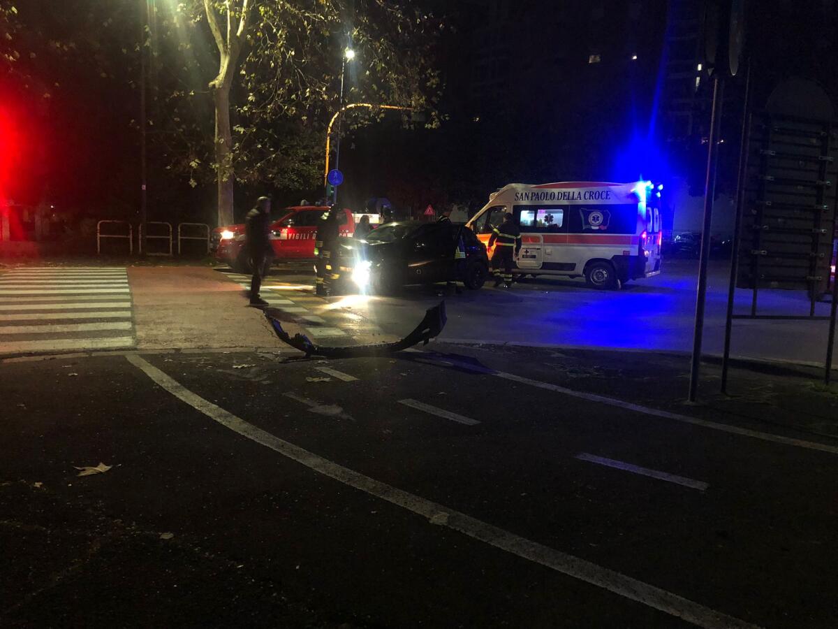 Scontro in piena notte ad Aprilia, all’incrocio tra via Mascagni e via Aldo Moro. - 
