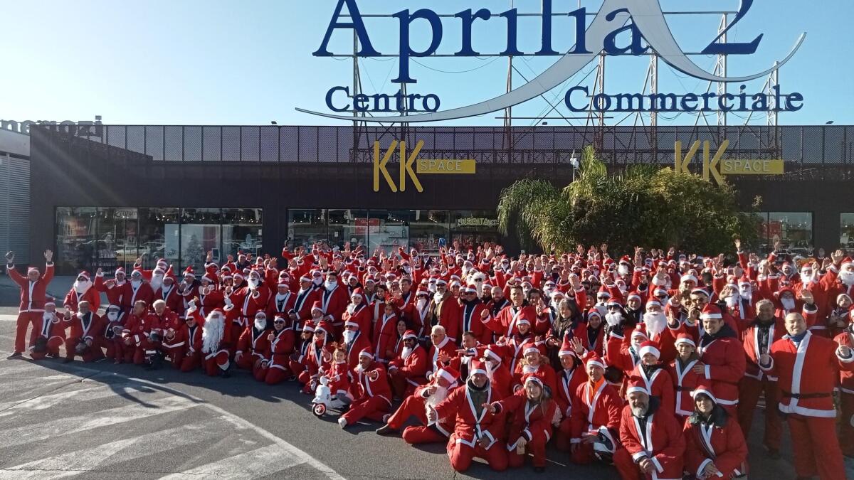 APRILIA DA RECORD: 298 BABBI NATALE SFILANO IN VESPA PER LA CITTÀ - 