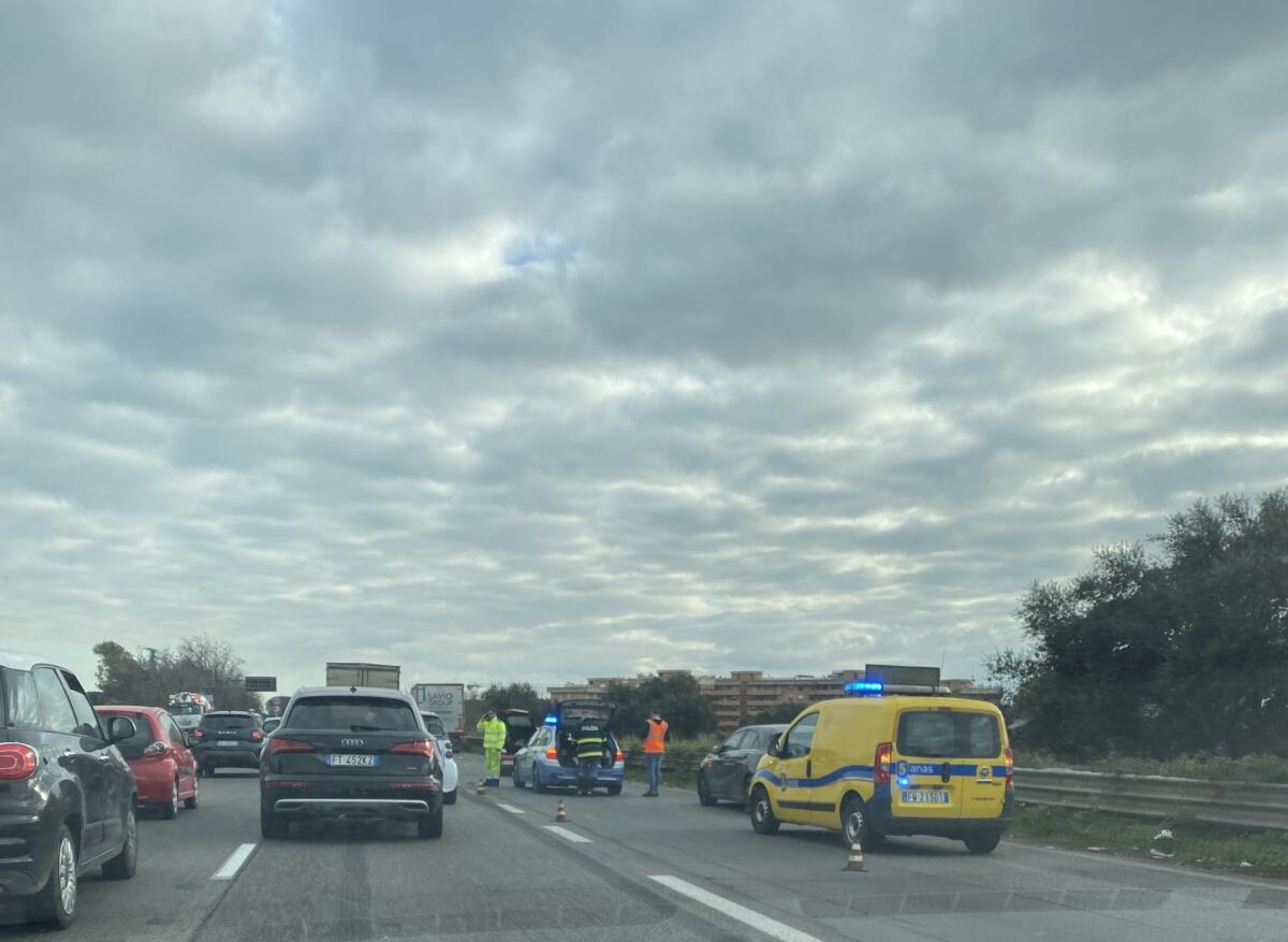 Cerca di immettersi sulla 148, si scontra con un tir - 