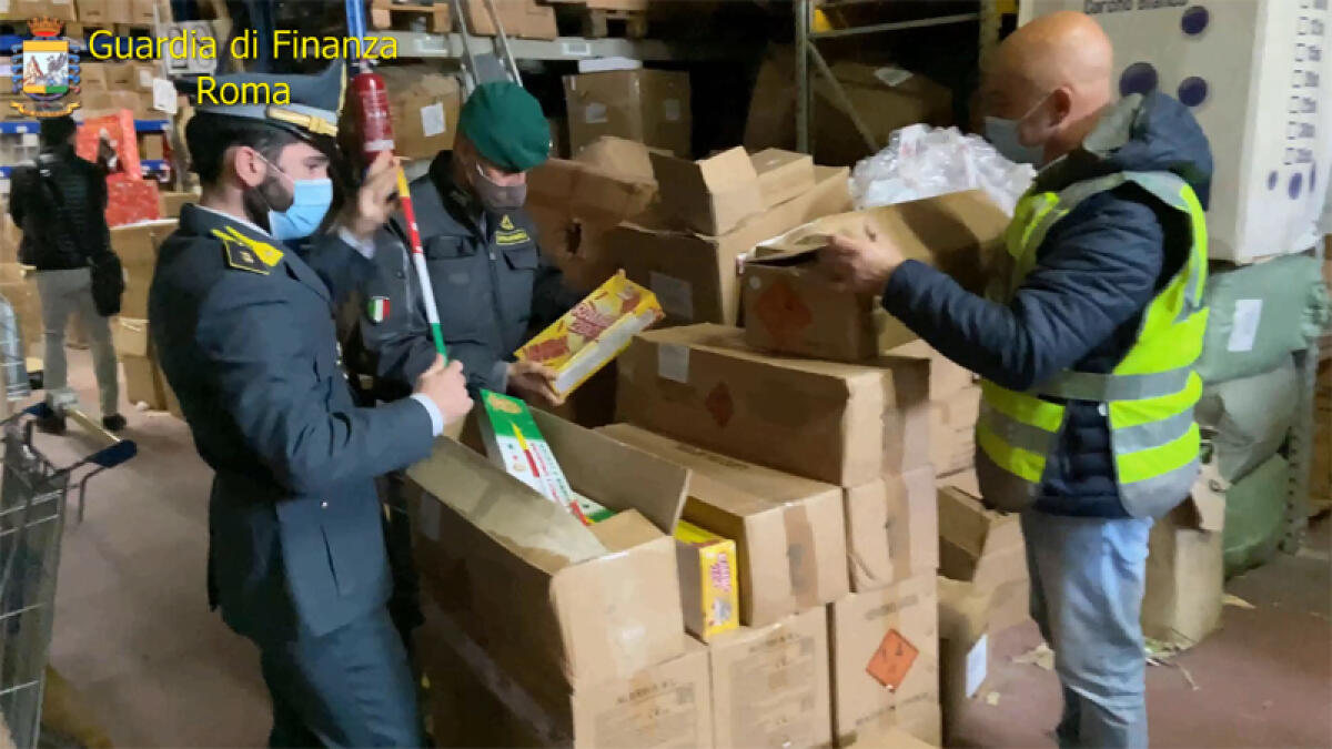 Oltre quattro tonnellate di artifici pirotecnici illegali sequestrati in provincia di Roma dalla Guardia di Finanza. - 