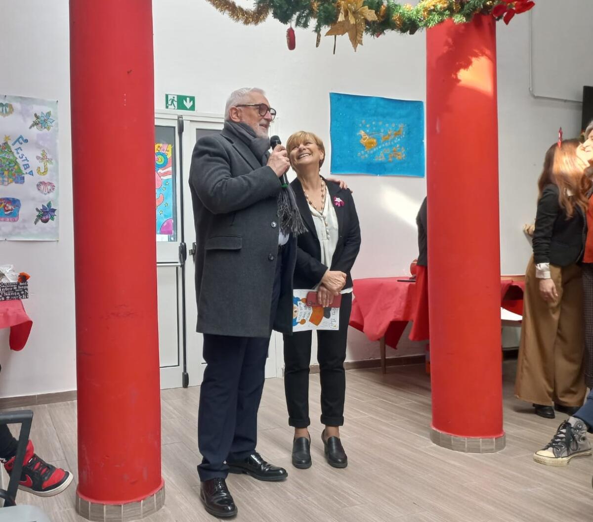 Il Sindaco di Aprilia, Principi, in visita al “Giardino dei Sorrisi” per gli auguri di Natale. - 