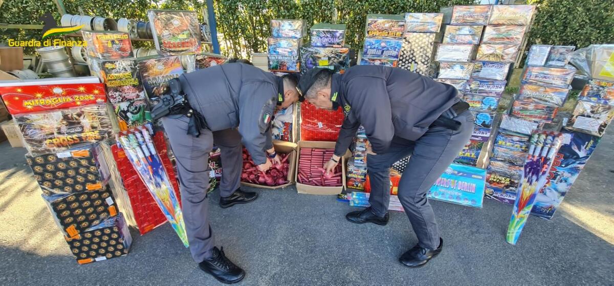 La Guardia di Finanza di Latina sequestra oltre 300 chili di fuochi pirotecnici illegali - 
