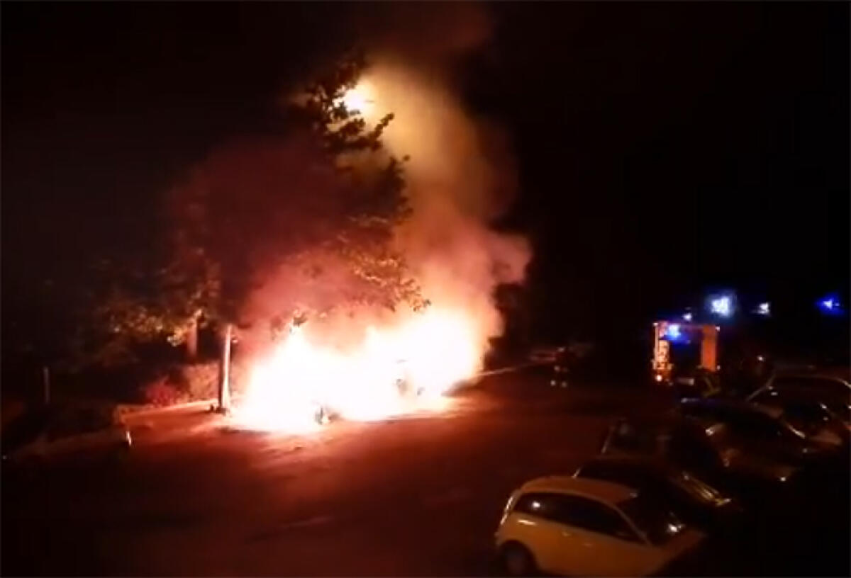 Auto in fiamme la notte di Natale al Quartiere Primo di Aprilia: indagini per stabilire le cause. - 