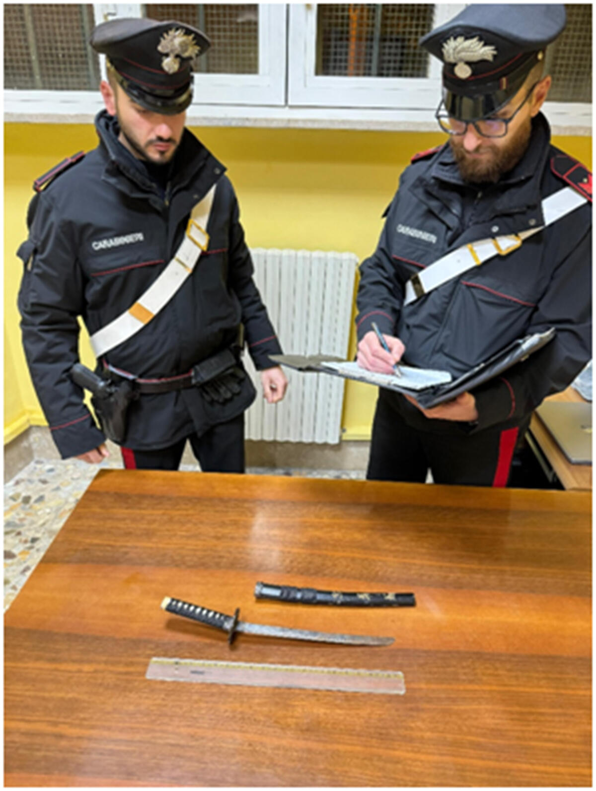 Minaccia un commerciante con una katana per delle bibite: 50enne in arresto - 