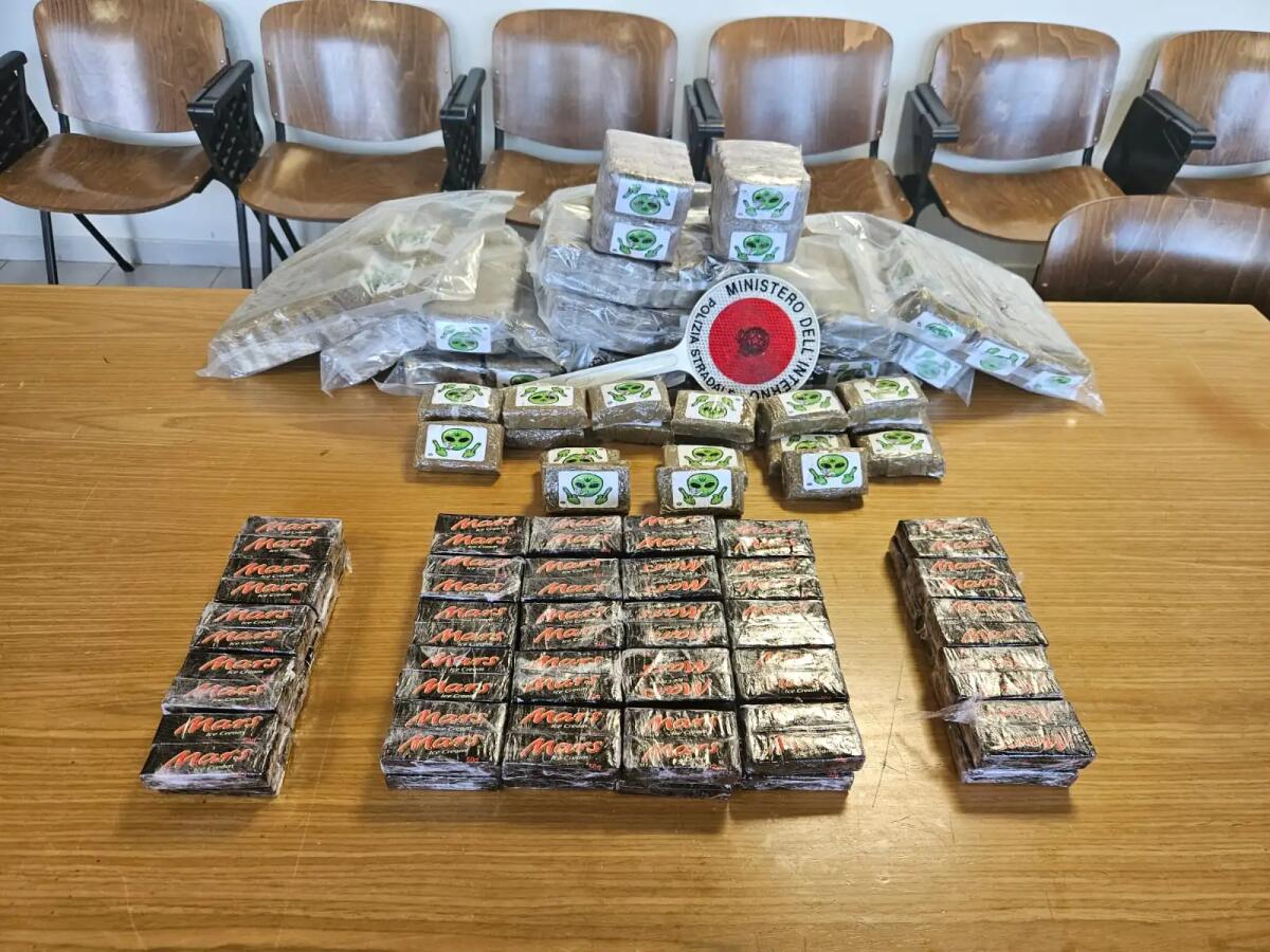 34enne di Latina viaggiava in autostrada con oltre 26 chili di droga. Arrestato dalla Stradale di Cassino. - 