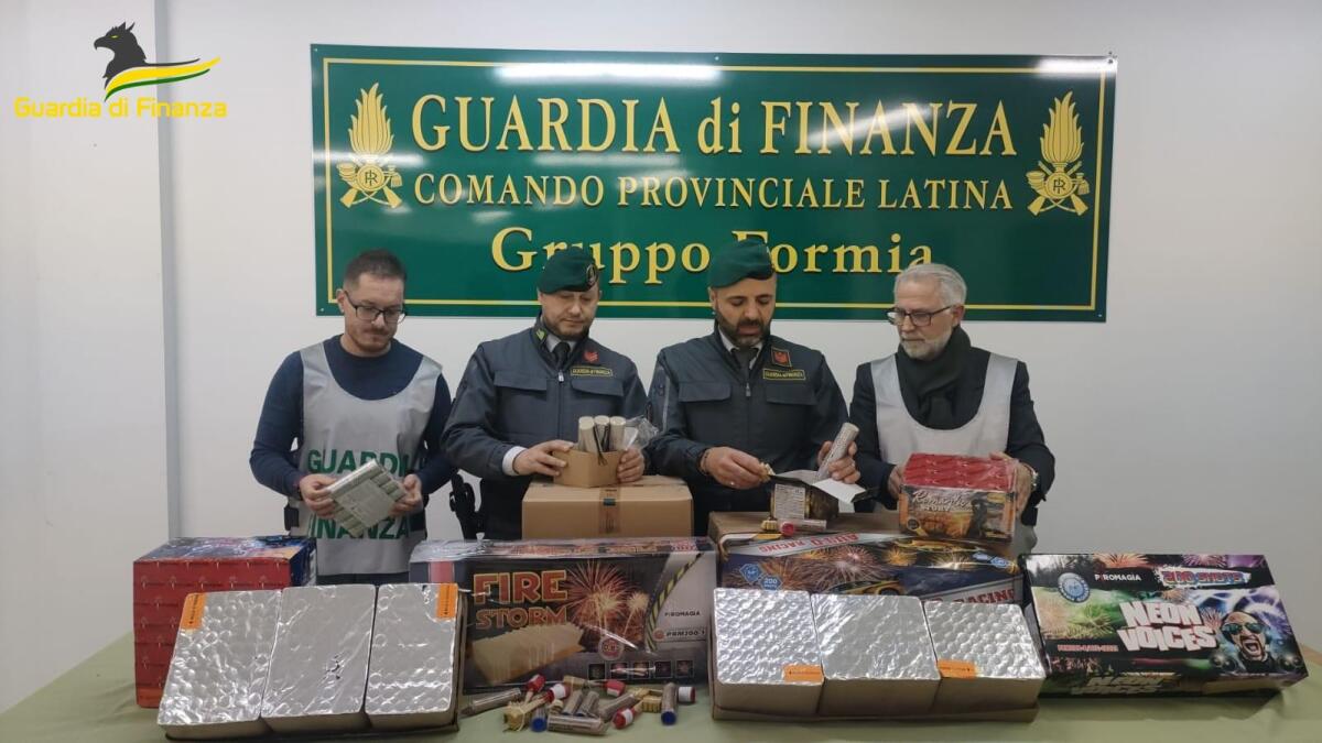 41 chili di articoli pirotecnici illegali sequestrati dalla Finanza di Latina. Denunciata una persona. - 