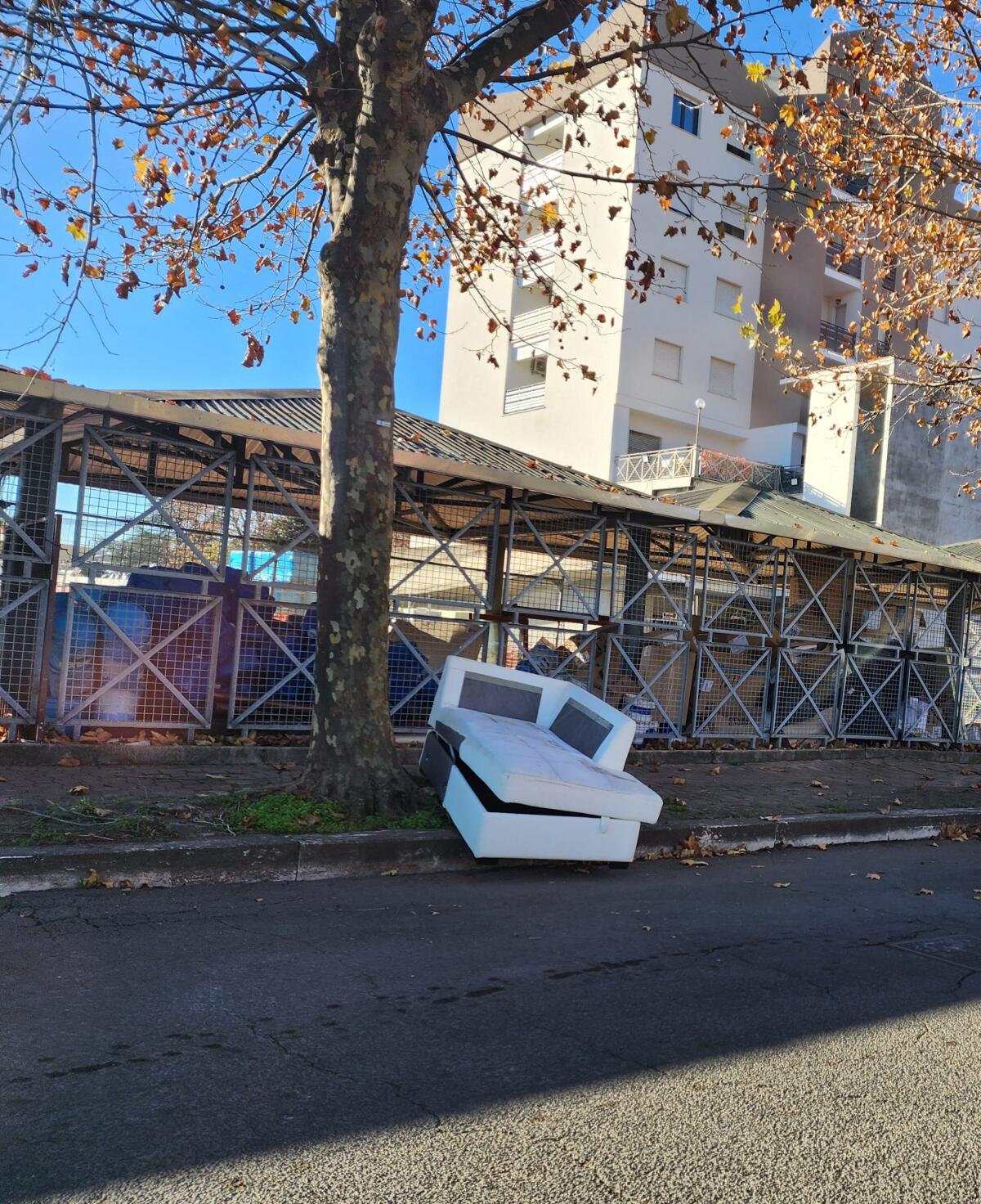 DIVANO ABBANDONATO IN VIA GRECIA AD APRILIA, "Perché le nostre strade sono diventate una discarica a cielo aperto?" - 