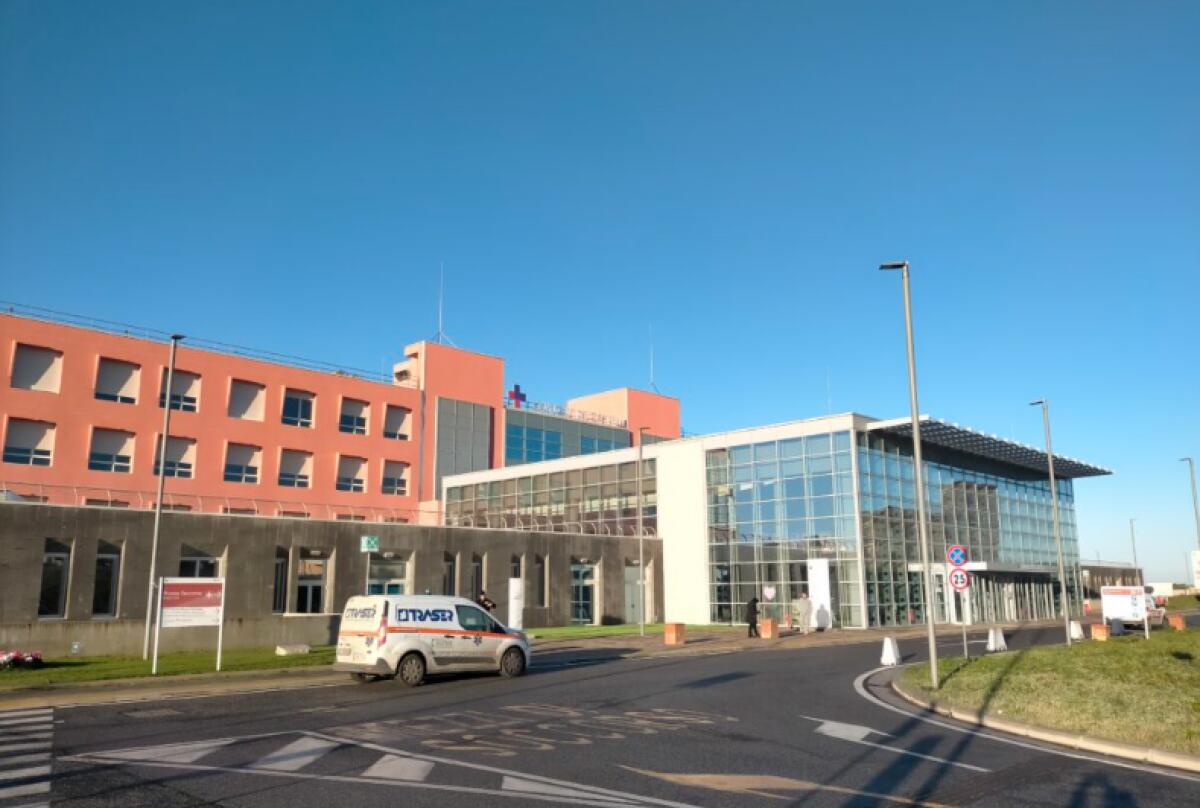 47enne di Albano accoltellato al torace e all’addome arriva in ospedale in fin di vita. Indagano i Carabinieri di Velletri. - 