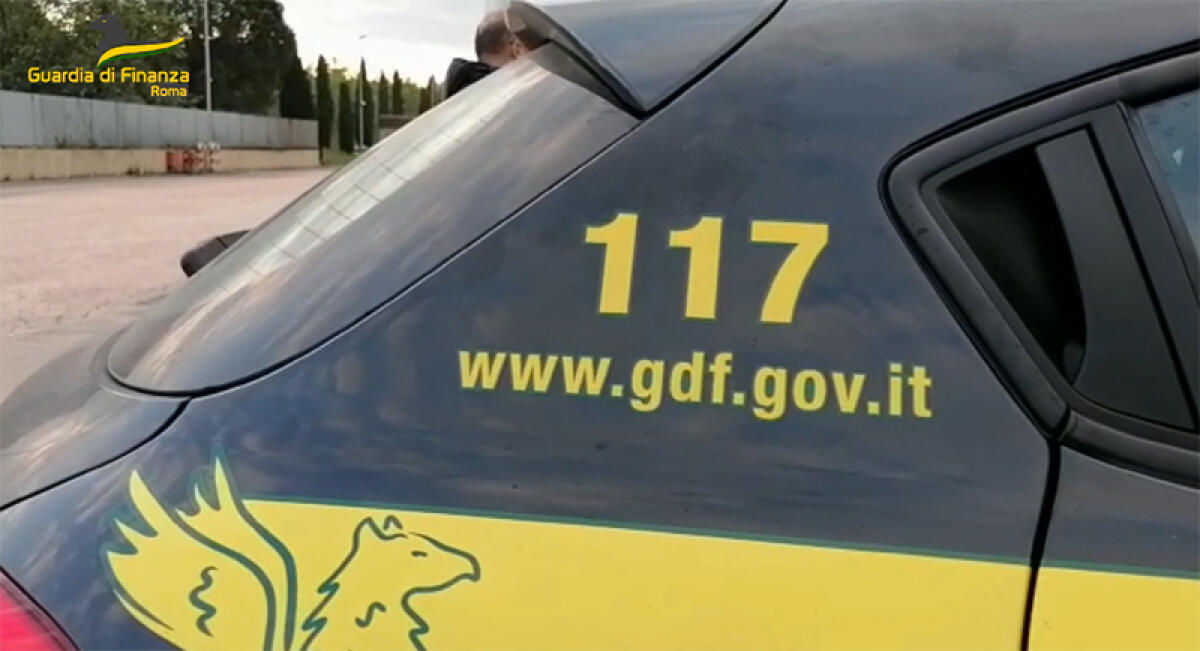 Moglie e marito in manette, Vendevano online prodotti contraffatti. Operazione della Finanza di Roma. - 