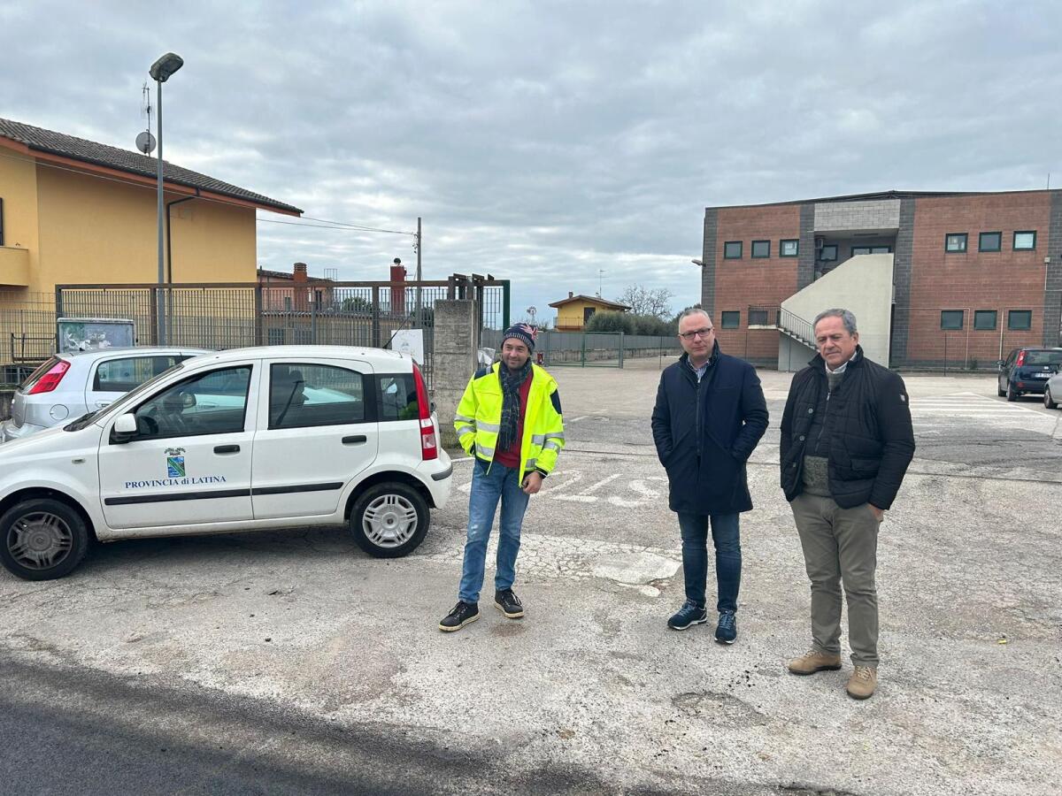 Aprilia - Proseguono i lavori su via Carano. Rifacimento dell'asfalto e messa in sicurezza finanziati dalla Provincia - 