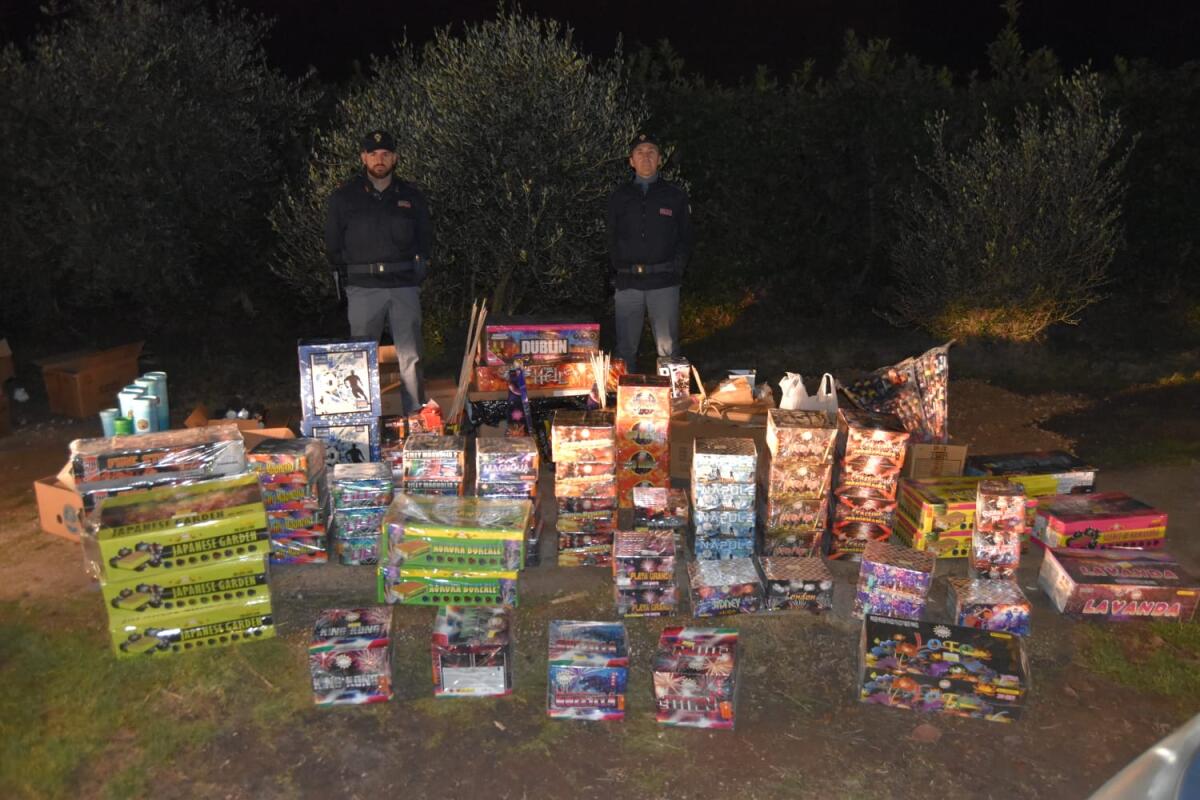 Gli agenti del Commissariato di Polizia di Frascati eseguono un maxi sequestro di fuochi d’artificio. - 