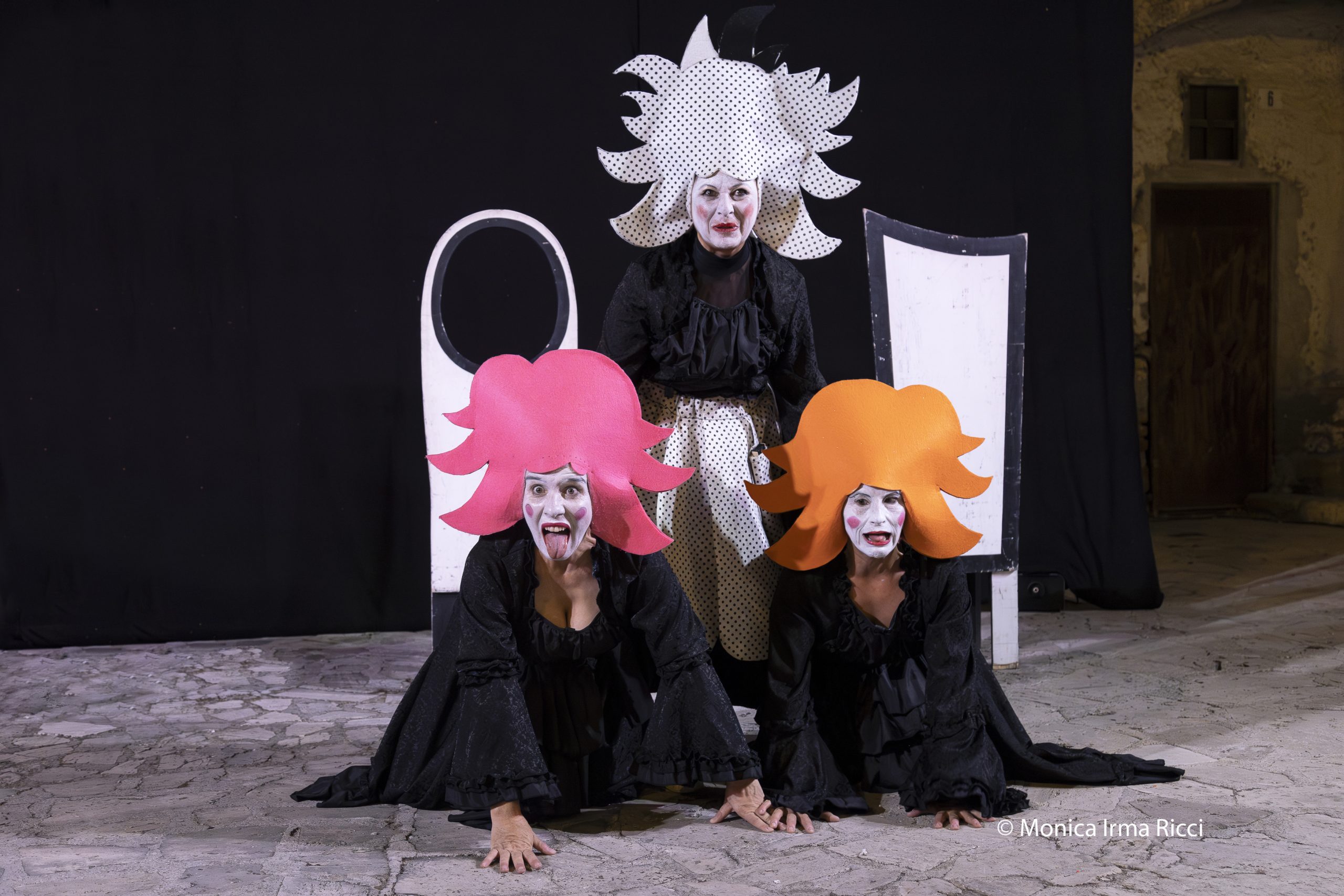 Lo spettacolo è un gioco comico a tre.conJulia Borretti,Agnese Chiara d’Apuzzom,Zahira Silvestriregia Titta CeccanoProduzione Matuta Teatro/Opera Prima