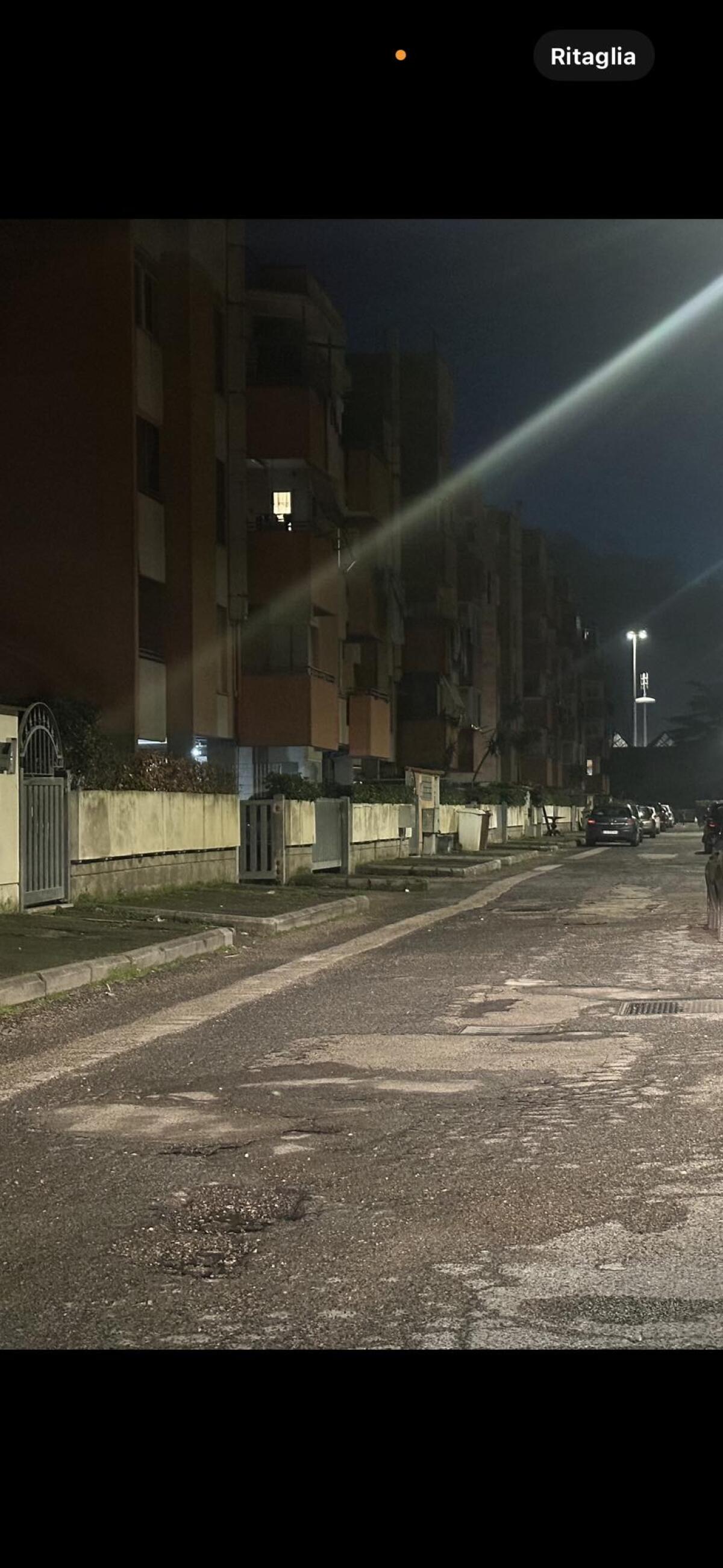 Spari in pieno giorno ad Anzio, gambizzato 17enne nella zona Zodiaco - 