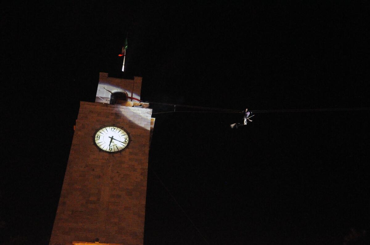Dopo anni di stop torna la Befana “volante” in Piazza del Popolo a Latina. - 