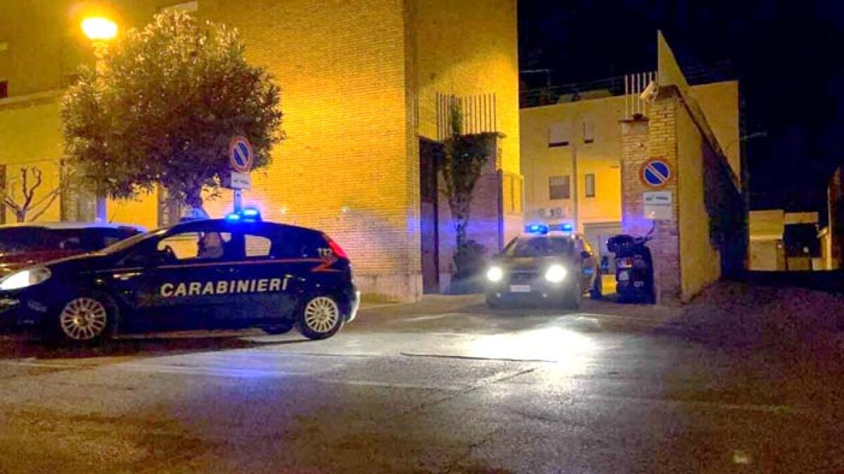 Nega alla moglie di entrare in casa e si scaglia contro l’auto con a bordo il figlio minorenne. 73enne in manette a Sabaudia. - 