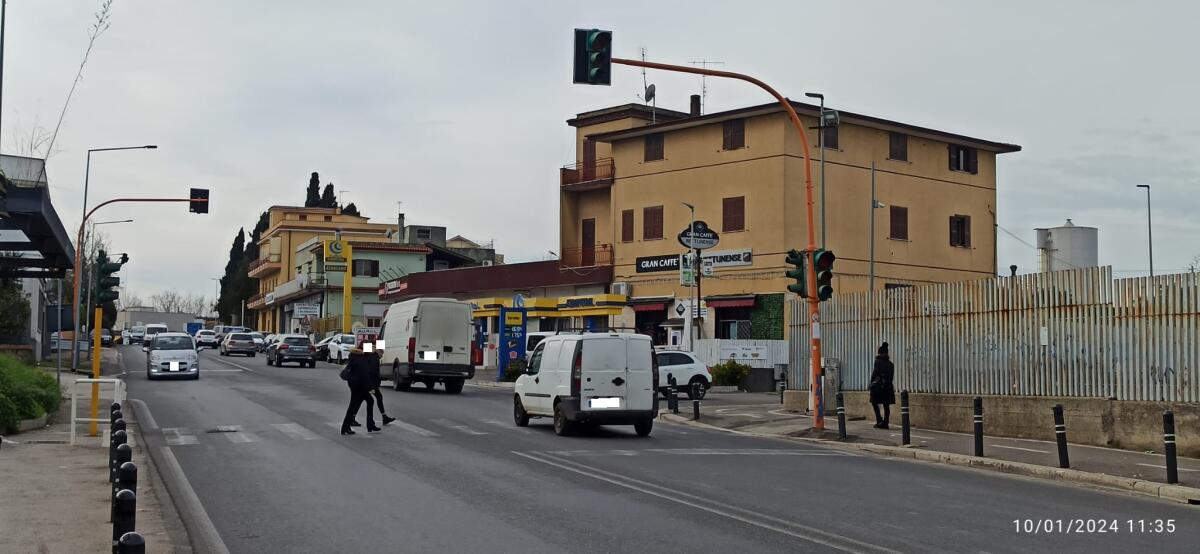 Aprilia - "Da 20 giorni il semaforo tra via Nettunense e via della Stazione non funziona" - 