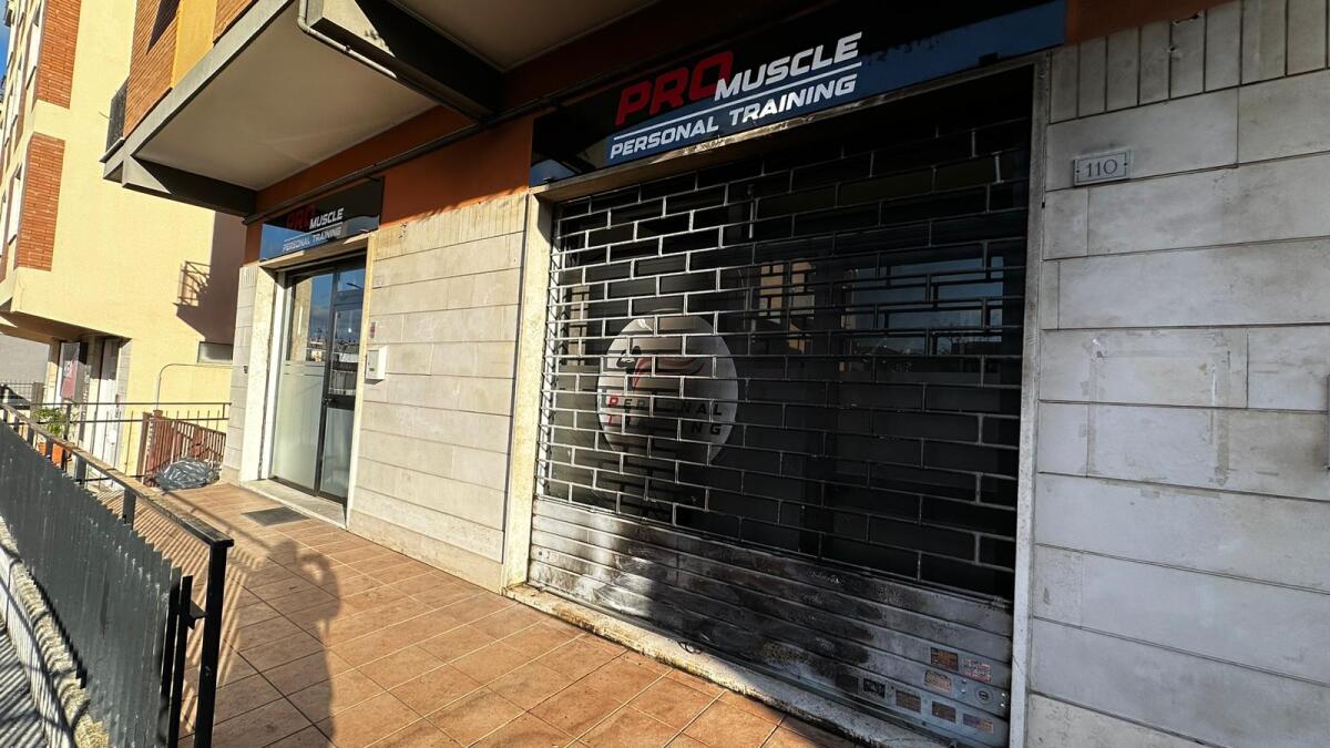 A fuoco la saracinesca di una palestra di Aprilia, si indaga sul dolo - 