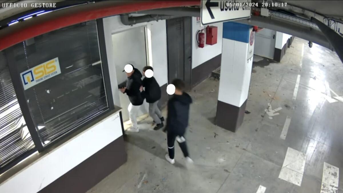 Sud pontino - Vandali nel parcheggio interrato, una donna urina a favore di telecamera: "Tutti identificati" - 