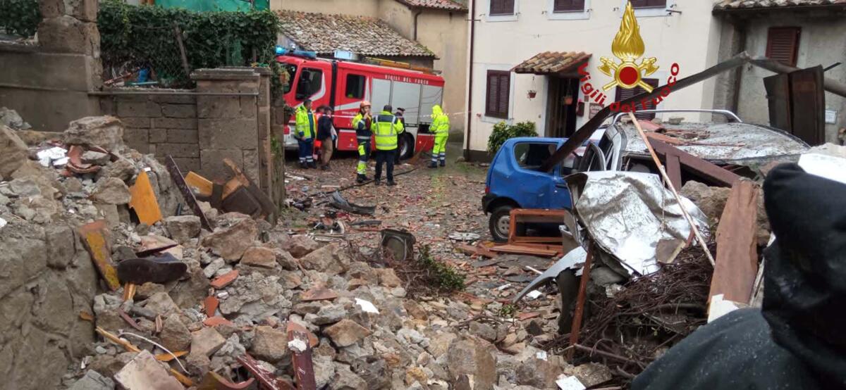 Esplode una palazzina, tre feriti. Probabile una fuga di gas - 
