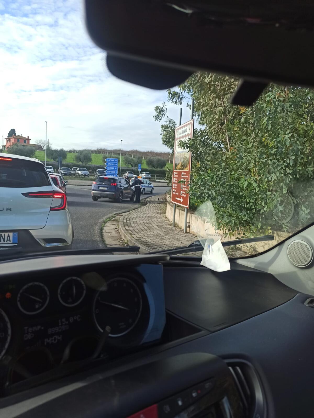 Mezzo pesante in fiamme sulla Nettunense tra Aprilia e Lanuvio, traffico bloccato da Campoleone - 