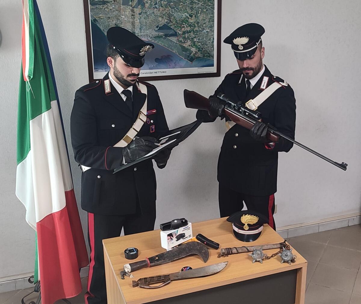 Presa per i capelli e minacciata di morte, nella casa di Nettuno trovate armi: in arresto marito violento - 