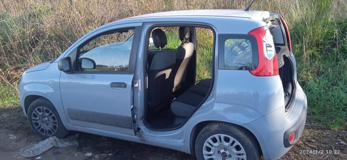 Auto cannibalizzata e abbandonata in via Porto Venere, nel quartiere Padiglione a Nettuno. Insorge il Comitato. - 