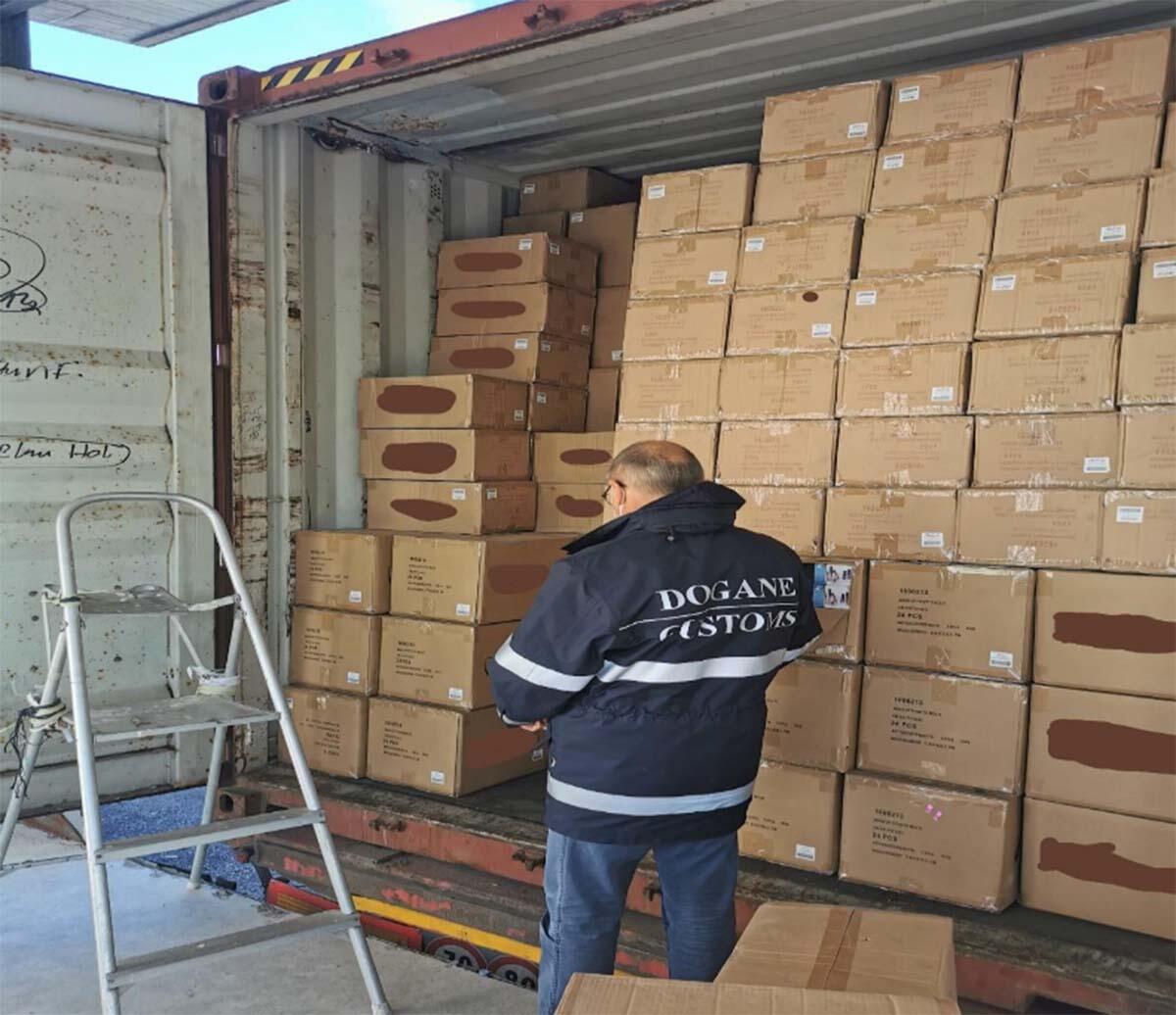 I funzionari delle Dogane di Aprilia fermano un carico di prodotti di giardinaggio non conformi - 