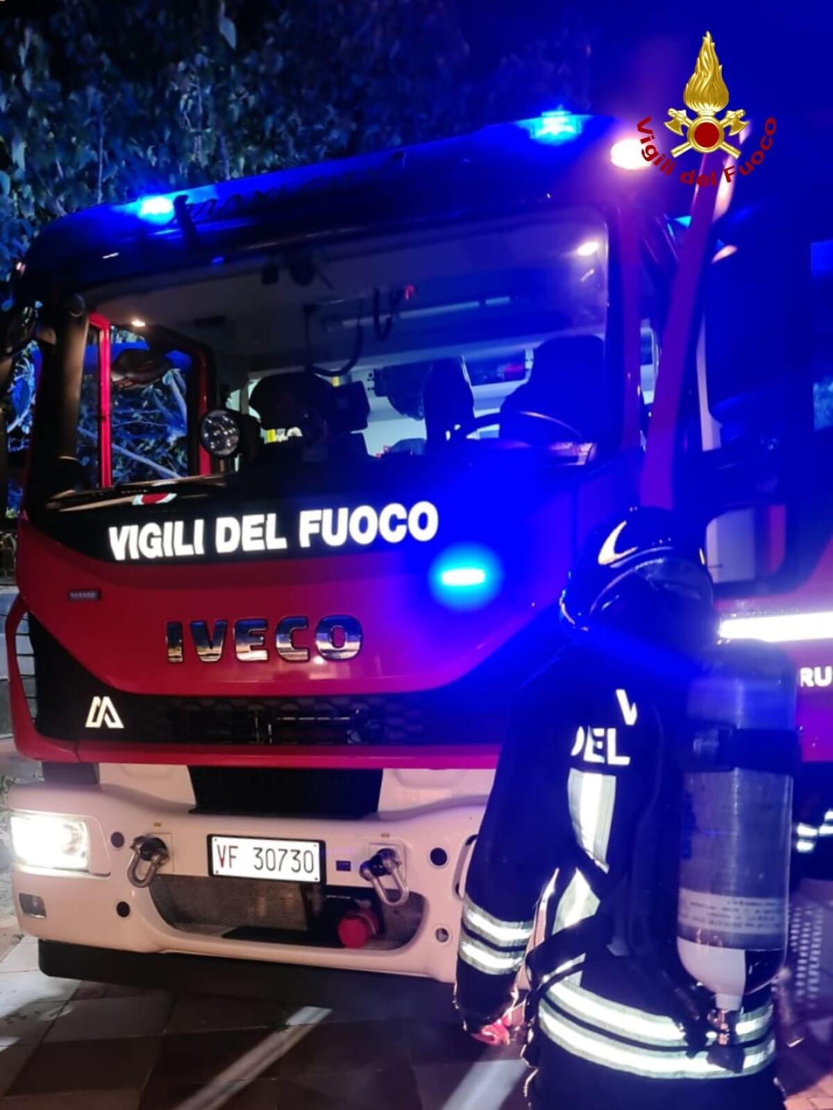 Usano le candele per illuminare casa e bruciano tutto, denunciati - 