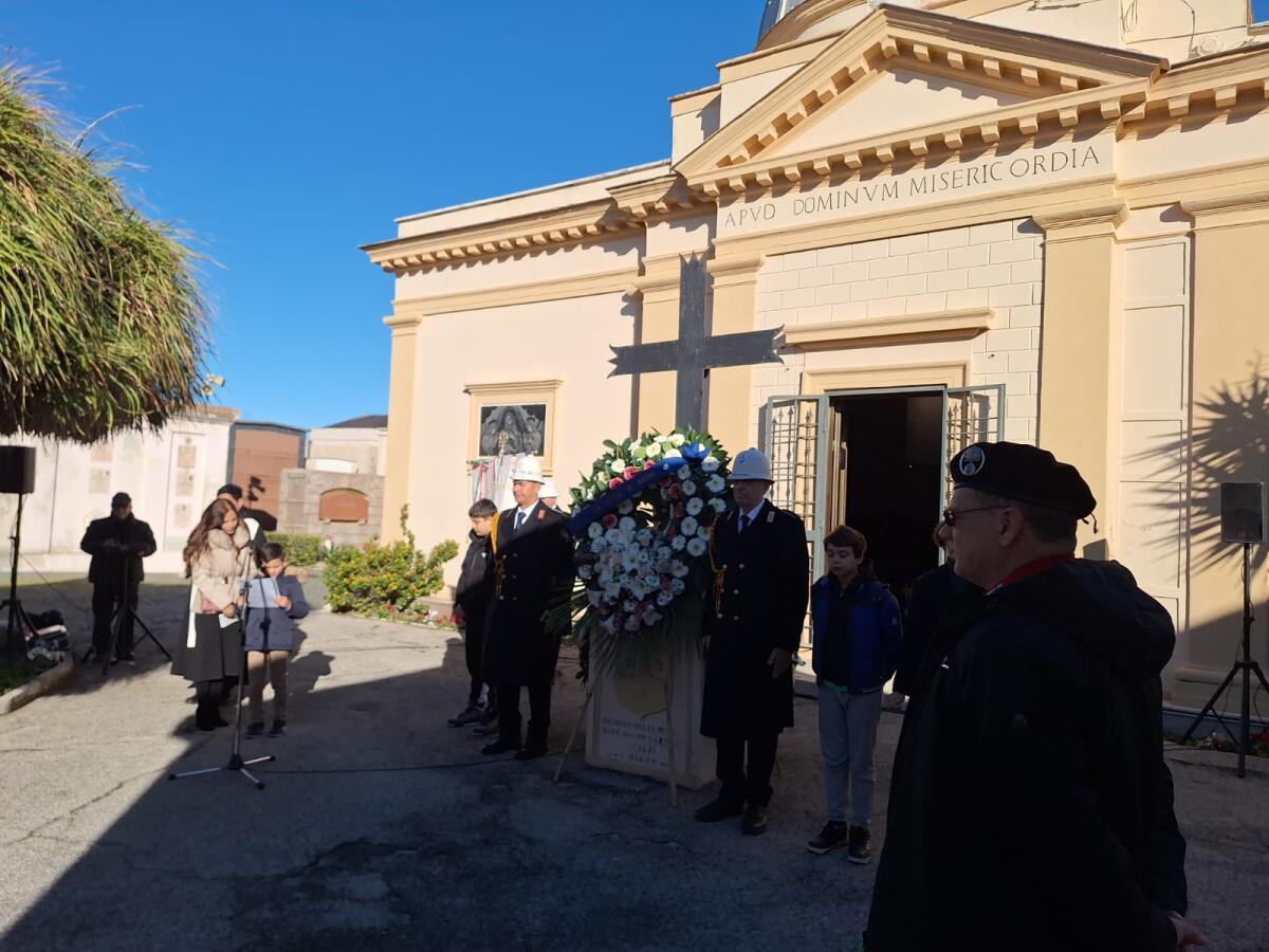 80°Anniversario dello Sbarco Alleato: i bambini depongono un omaggio floreale - 