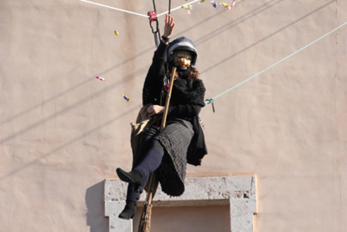 Tradizionale discesa della Befana sabato 6 gennaio in Piazza della Repubblica, ad Ariccia. - 