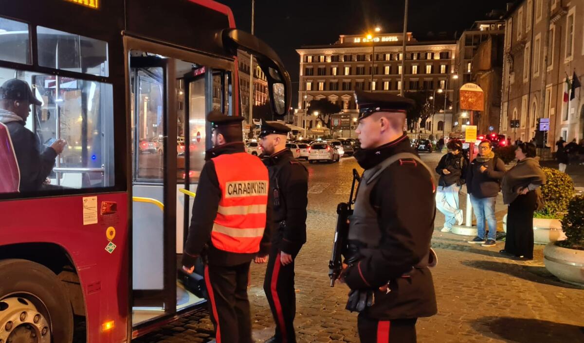 Controlli dei Carabinieri in tutta l’area della Stazione Termini, a Roma: un arresto, 7 denunce e 9 persone sanzionate. - 