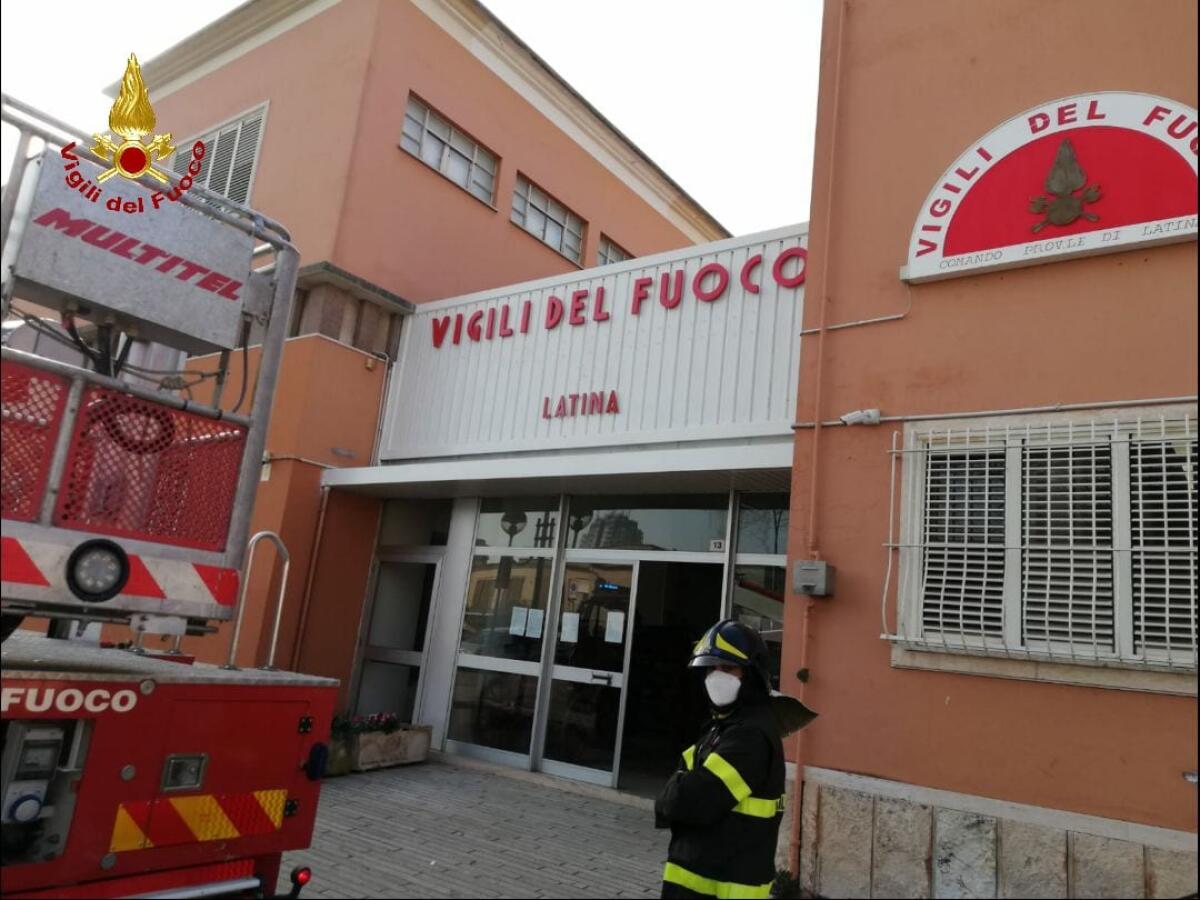 Balcone in fiamme in via Monti, a Latina: i vigili del fuoco evacuano la palazzina. - 