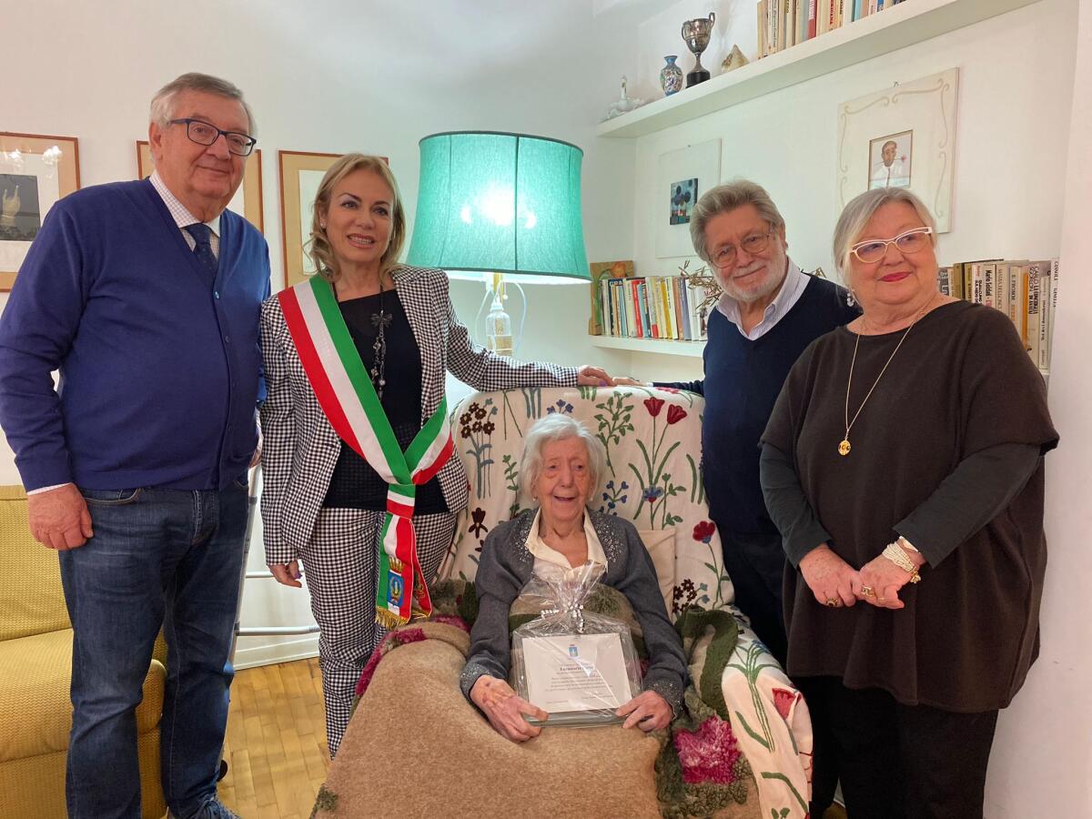 Enzamaria Gatto compie 100 anni, la visita e gli auguri del sindaco - 