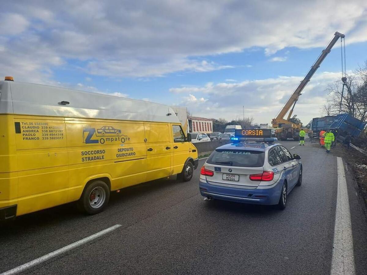Pontina, rimorchio di un camion si ribalta. - 