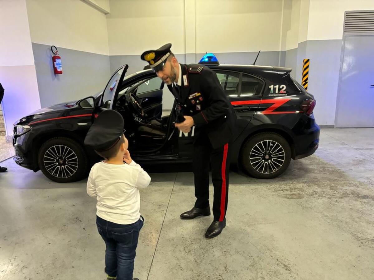 Come regalo per il suo quinto compleanno chiede di visitare una caserma dei Carabinieri. - 