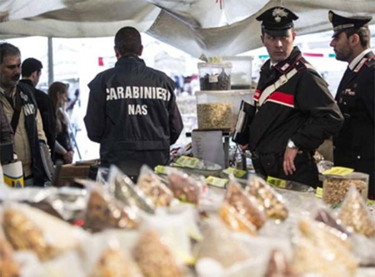Blitz dei Carabinieri del Nas al mercato settimanale di Latina: 3 quintali di alimenti sotto sequestro. - 