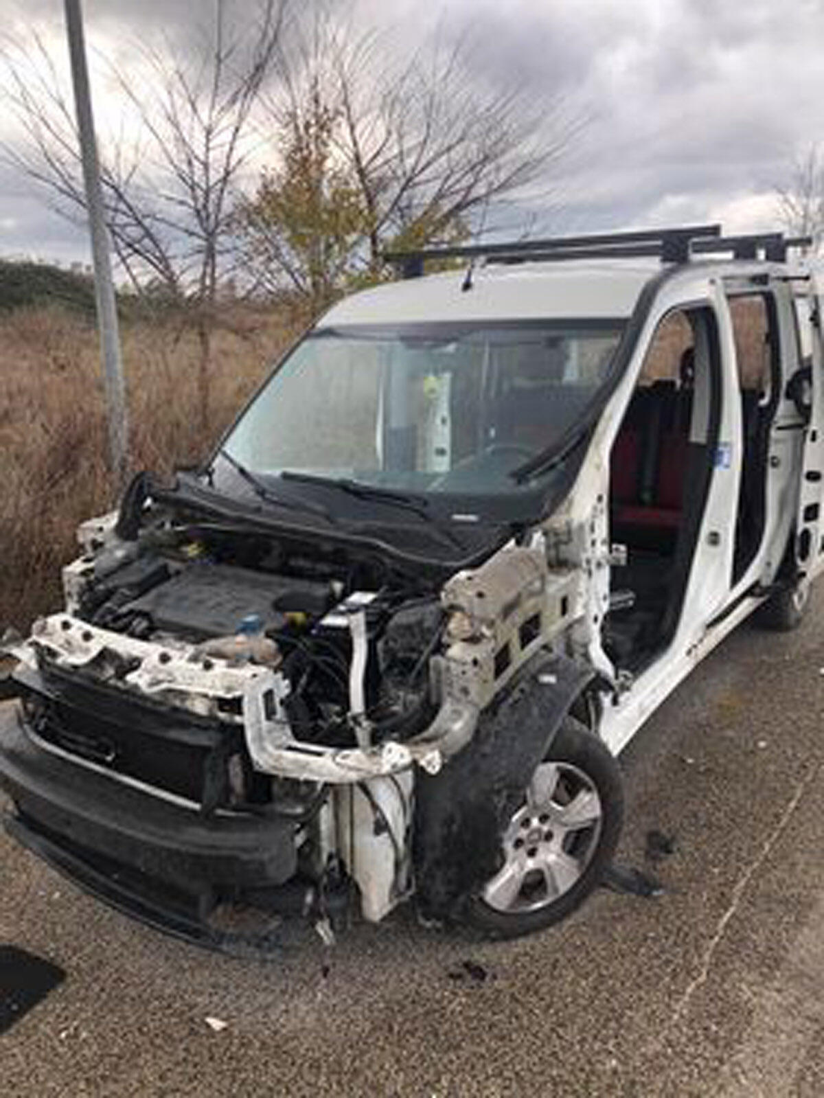 Veicolo rubato "cannibalizzato" e abbandonato in periferia ad Aprilia - 