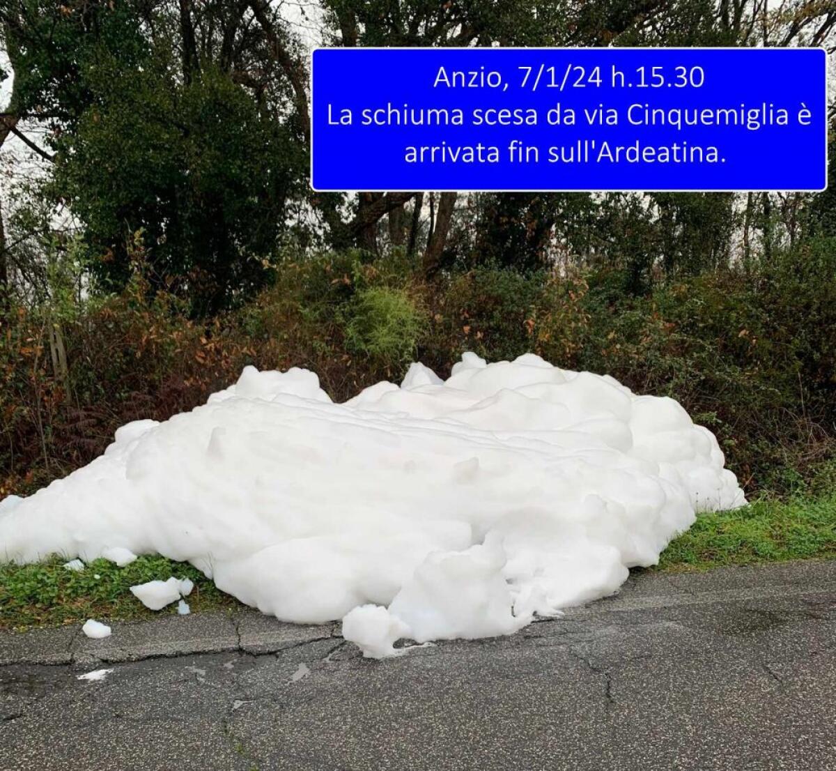 Schiuma sospetta nel mare a Cinquemiglia ad Anzio, cittadini preoccupati - 