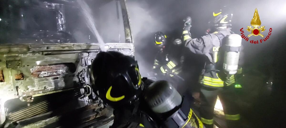 Capannone di un’azienda metalmeccanica in fiamme a Sabaudia: nottata di lavoro per i vigili del fuoco. VIDEO - 