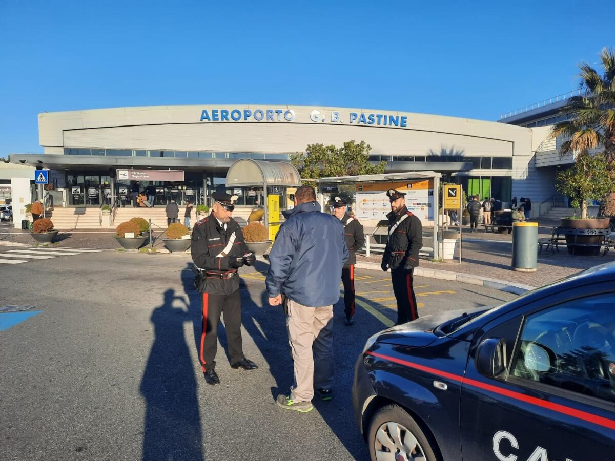 Controlli dei Carabinieri allo scalo aeroportuale “Pastine” di Ciampino: due tassisti sanzionati. - 