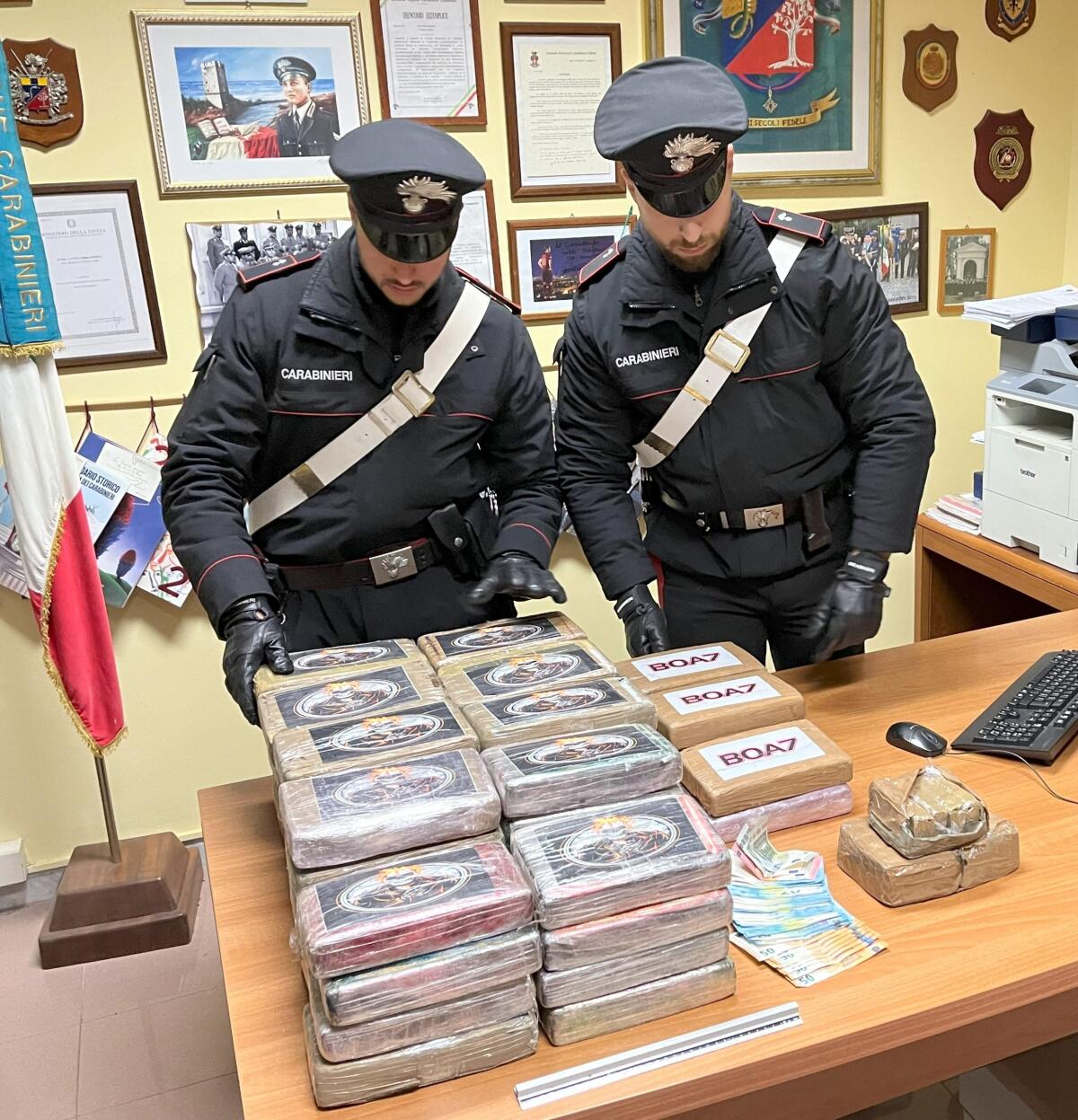 Sequestrati sul litorale romano 70 chili di cocaina, valgono 5 milioni di euro - 