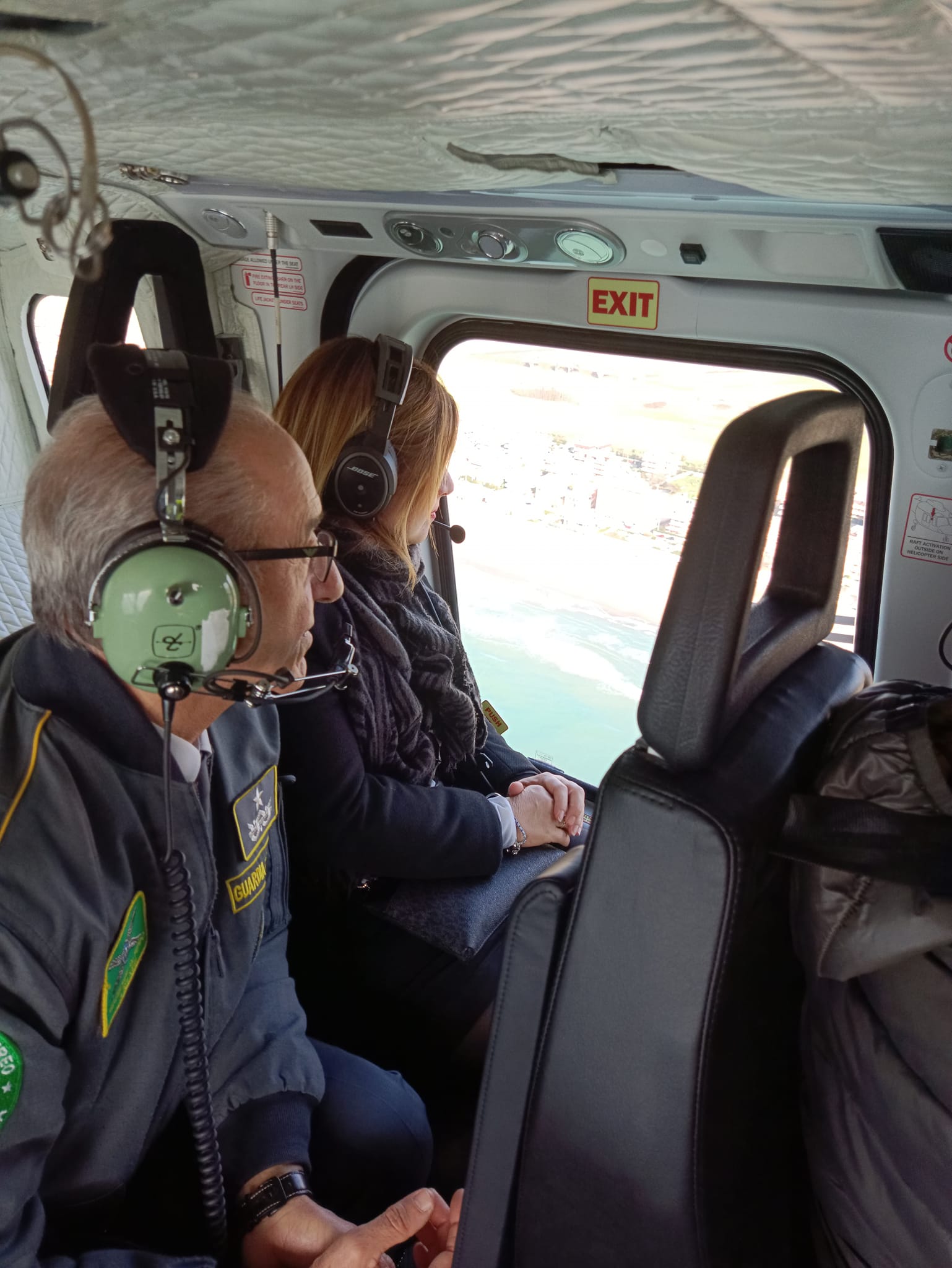 la sindaca di Pomezia, Veronica Felici, a bordo dell'elicottero della Finanza