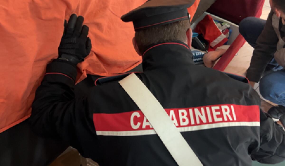 Trovato in casa con droga, pistole a salve e telefoni criptati. I Carabinieri di Frascati arrestano un 38enne. - 