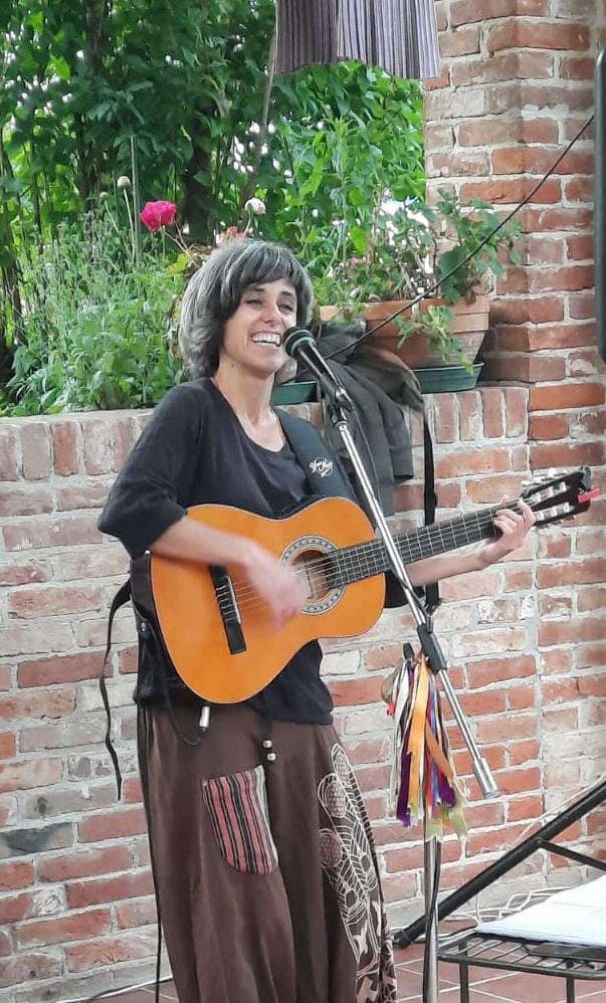 Flash mob della Menestrella Femminista questa mattina nel quartiere di San Valentino di Cisterna. - 