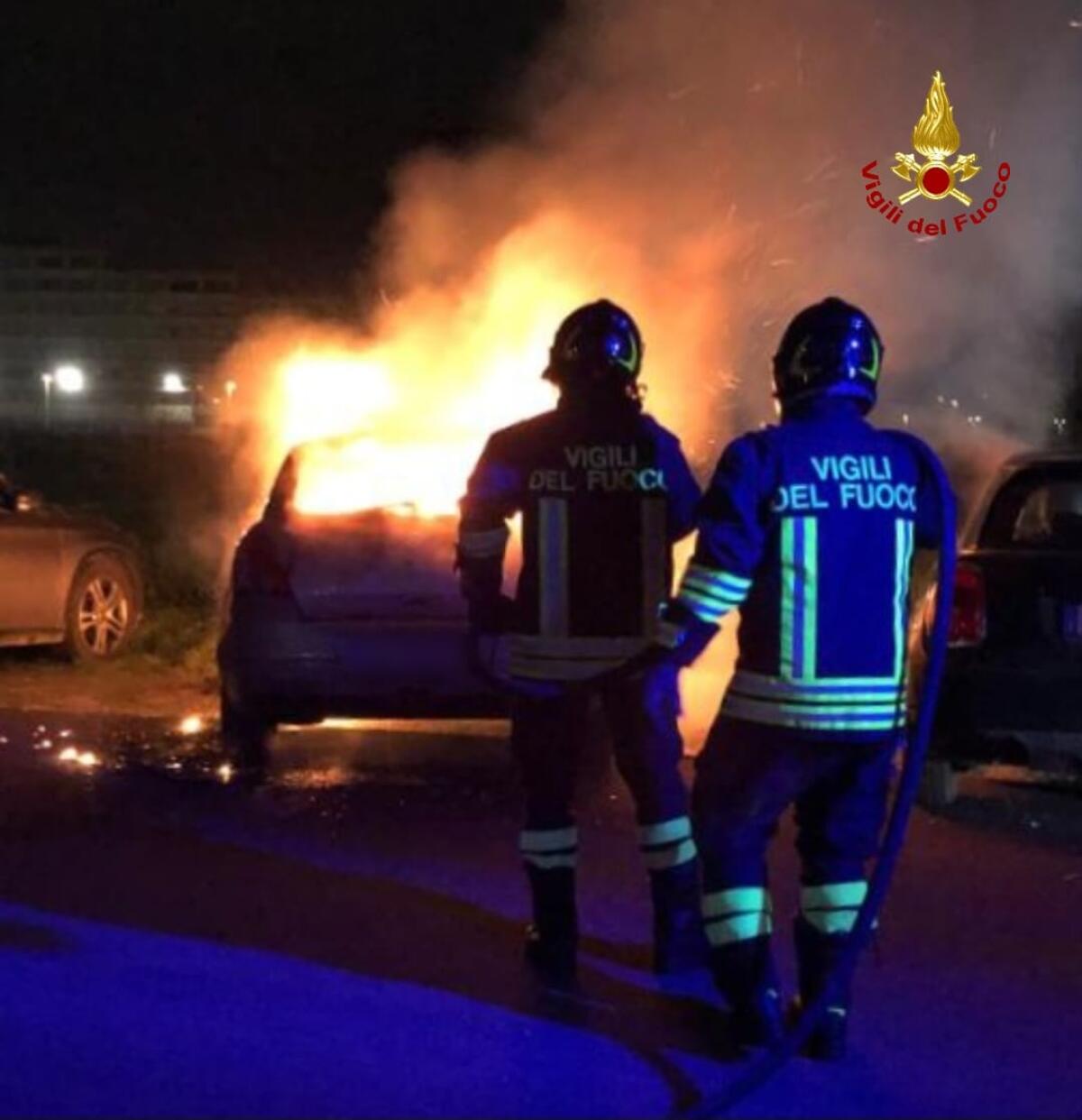 Auto in fiamme la notte scorsa in via Tanaro, a Latina. Sul posto Vigili del Fuoco e Polizia. - 