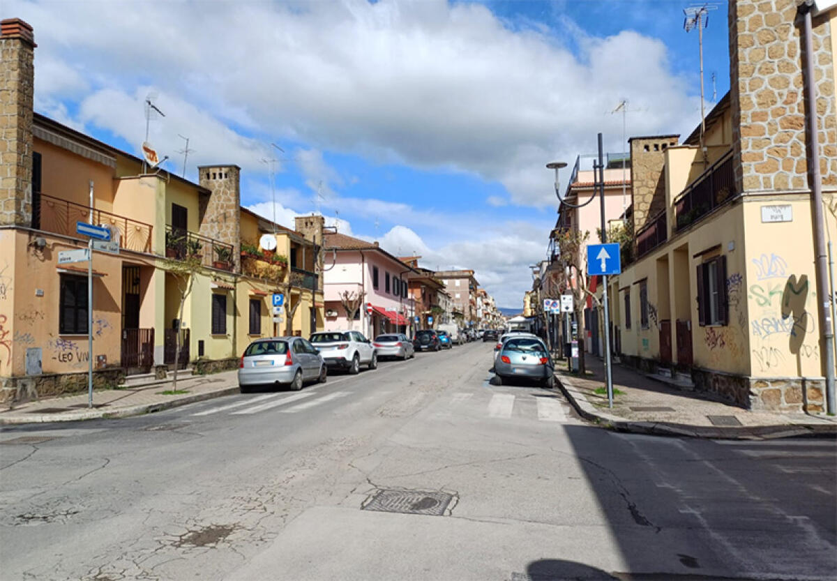 Derubata della borsa mentre faceva colazione in un bar di Aprilia. Il ladro preleva 600 euro dalla sua carta bancomat. - 