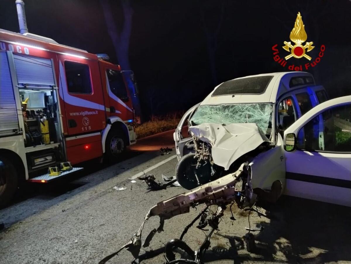 Un’auto si schianta contro un albero lungo la via Appia, a Sezze. Il conducente estratto dalle lamiere dai vigili del fuoco. - 
